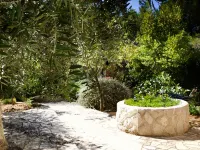 Villa Gudelj, 30m from the beach, air-conditioned, kayaks, bicycles, heated pool Hotels in Milna