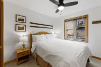 Cozy retreat. Ski in/Ski out. Private Hot Tub.