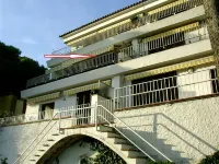 Apartment in seafront location with pool and garden with lawn,