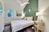 Poconos Getaway★Modern Renovated Lakeside Home★Pool 3 Bed 2.5Bath Crested Falcon