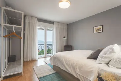 The Island Place, Bol - stunning views spacious seaside apartment Các khách sạn gần Aquamarine Beach