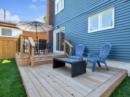 Modern 3 bed house, steps from beach and minutes from wineries. Pet friendly!