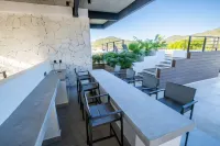 Cozy studio apartment near beach with roof top pool, AC, WiFi