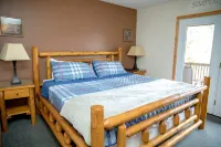 Huge Decks with A+ Views-Hot Tub-Firepl-King Beds-WiFi-Only 2 Miles from Parkway Hotels near Sugarlands Valley Nature Trail