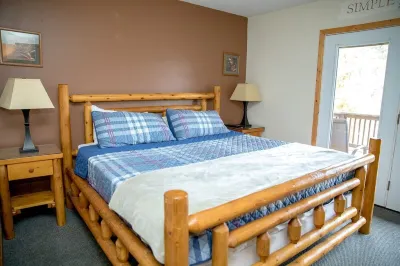 Huge Decks with A+ Views-Hot Tub-Firepl-King Beds-WiFi-Only 2 Miles from Parkway Hotels near Little Greenbrier School