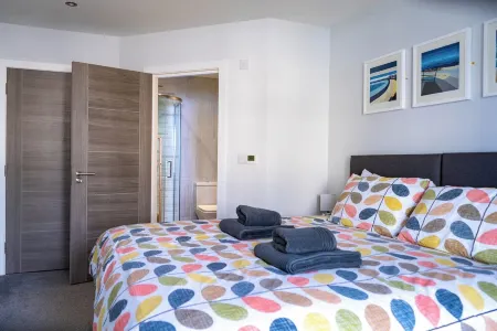 Wight Stone Luxury Townhouse - Breathtaking Views Отели в г. Сандаун