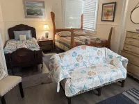 Upstairs Retreat with Private Stairs. Pet Friendly. 23ft Boat Parking.