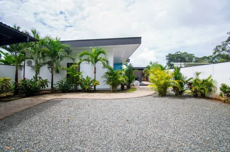 Coral Dream House - Tropical retreat w/ pool, walkable location in Uvita!