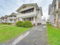 Home 2 Mi to Lakewood Park & Solstice Steps! Hoteles en Lakewood