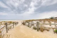 8 Mi Barnegat Lighthouse Apt with Balcony! Hotel a Manahawkin