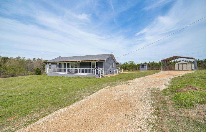 2 Mi to Lake Monticello: Home w/ Large Decks!