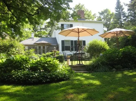 Historic Lyons House Отели рядом с достопримечательностью «Сентенниал Лилак Гарден»