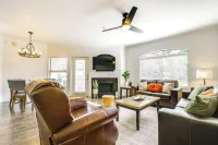 3 Mi to Tpc: Chic Condo w/ Pool Access & Grills - parking