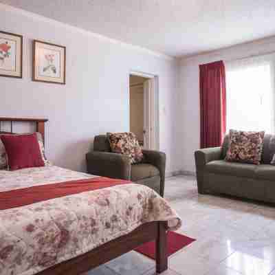 Lawrence Pool House Rooms
