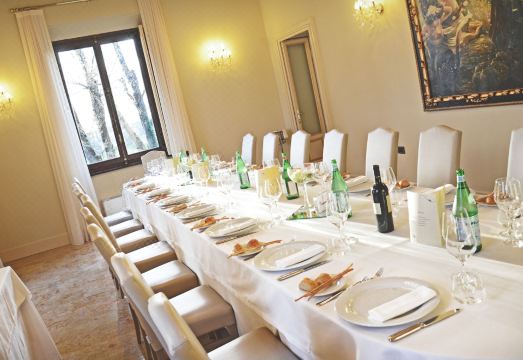 호텔 빌라 보르게시의 고풍스러운 객실 내부 이미지