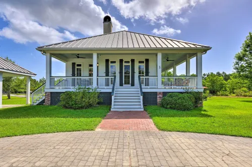 Bright Waveland Home - Walk to Beach Access! - Pet friendly