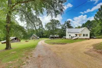 2 Mi to Lake: Lineville Farmhouse w/ Fire Pit - Homestays