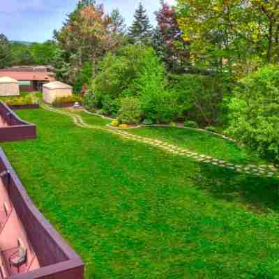 The Woodlands Inn Hotel Exterior