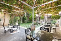 Queens Hotel by Bon Hotels Hotels near Langenhoven Lifestyle Centre