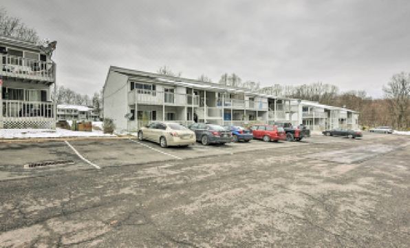 Mount Pocono Condo w/ Balcony, Near Mt Airy Casino