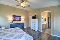 Walk to Surprise Stadium: Villa w/ Covered Patio! - شرفة