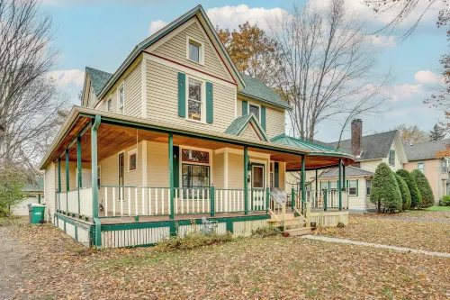 Eau Claire Retreat Close to Campus and Dtwn! - Homestays