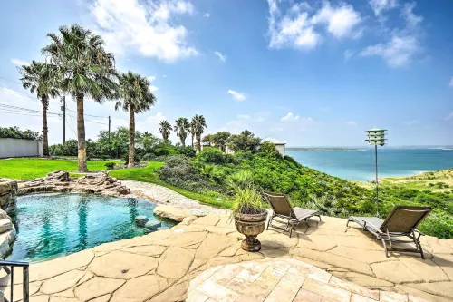 Luxury Del Rio Home w/ Pool & Lake Views! - Lemmikkieläimet sallittu