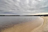 Walk to Wolf Run Lake Cottage with Furnished Deck Hôtels à : Penn Forest Township