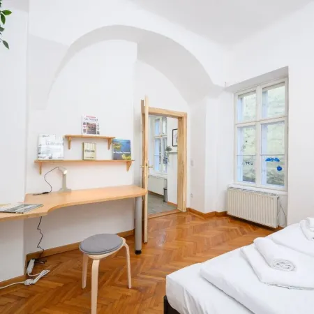 Spacious 2BR Stay for 6 Heart of Mödling Отели в г. Мёдлинг