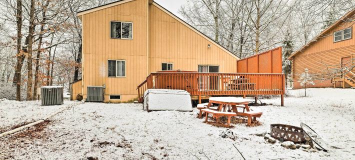 Hot Tub + Deck: Pet-Friendly Poconos Getaway! Hotels in Pike County
