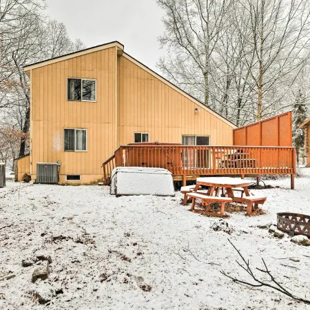 Hot Tub + Deck: Pet-Friendly Poconos Getaway!