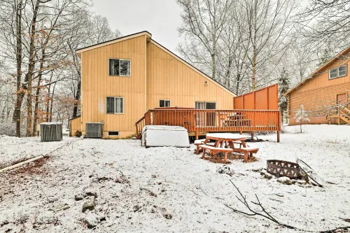 Hot Tub + Deck: Pet-Friendly Poconos Getaway! - Pet friendly