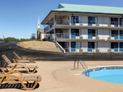 Crestview Inn Hotels in Stone County