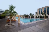 The Gaurs Sarovar Premiere - Swimmingpools