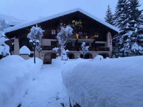Hotel B&B Casa la Val Hotels near Bogn Sedrun