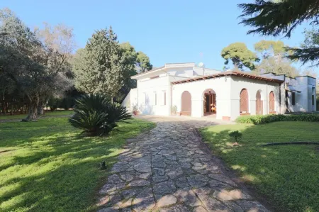 Relais Delle Rose Отели рядом с достопримечательностью «Chiesa Parrocchiale San Bernardino Realino»