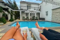 Le Petit Paris - Pools