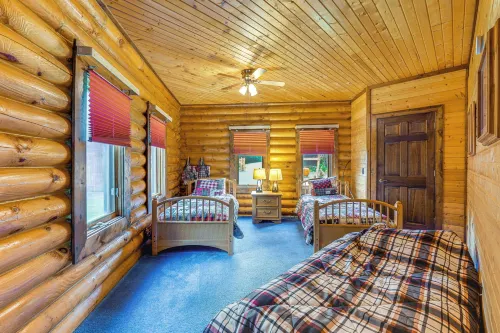Fox River Luxury Estate: Pool, Sauna & Eagle Views - Homestays