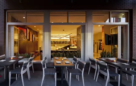 NU Hotel Отели рядом с достопримечательностью «Кладбище Грин-Вуд»