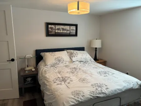 Modern and clean 1 BR suite 5 minutes from Butchart Gardens Отели в г. Сентрал Саанич