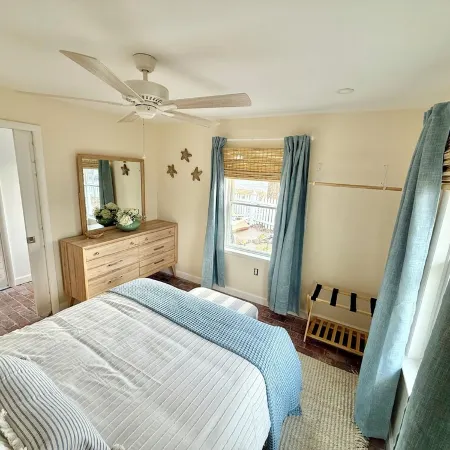 Dog Friendly! Booking 2026!! Sleeps7, 1 mile 2 beach