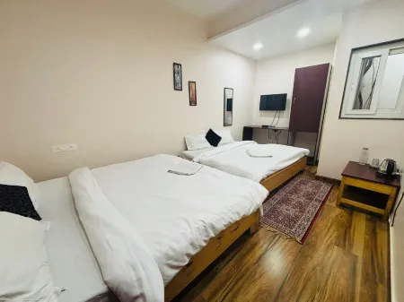 Stay Inn Kailasha - by Admire India Tourism Отели рядом с достопримечательностью «Sankat Mochan Hanuman Temple»