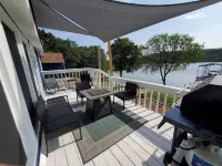 Wet Feet Retreat! Lake front cabin in quiet cove.