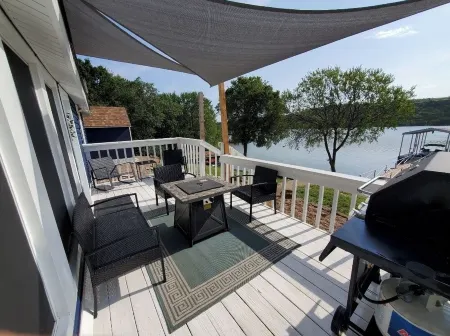 Wet Feet Retreat! Lake front cabin in quiet cove.