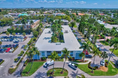 Olde Naples Luxury Condo Steps to Pier, Beach, Sunsets and Fabulous Restaurant