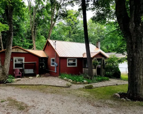 Charming completely updated cottage with water views of Croton Pond. Hotels in Croton Township