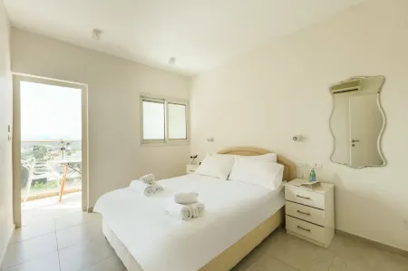 Skyline 1BR Apartment with City and Sea View Отели в г. Герцлия