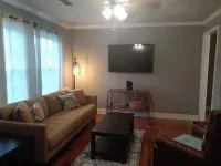 Elm Circle Cozy Cottage walking distance to Downtown.