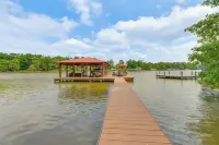 Private Dock + Porch: Lakefront Retreat in Cobb! - 2 étoiles
