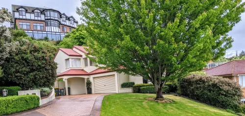 Modern studio walking distance to Hobart and Mt Knocklofty